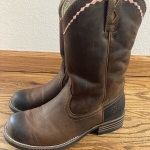 Ariat Unbridled Roper Western Boots with Pink Embroidery Sz 9.5